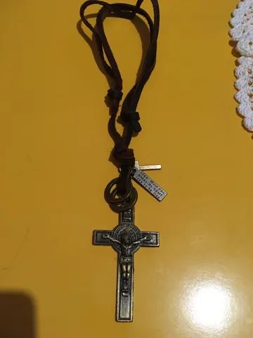 Crucifixo Vintage com Correia de couro