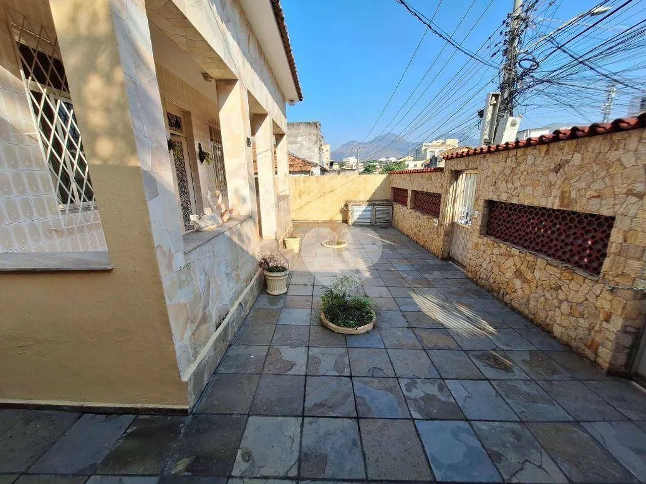 Piedade, Casa Linear em centro de terreno, varandão, 3qts, 6 vagas, quintal $690.000,00 -  - Foto 4