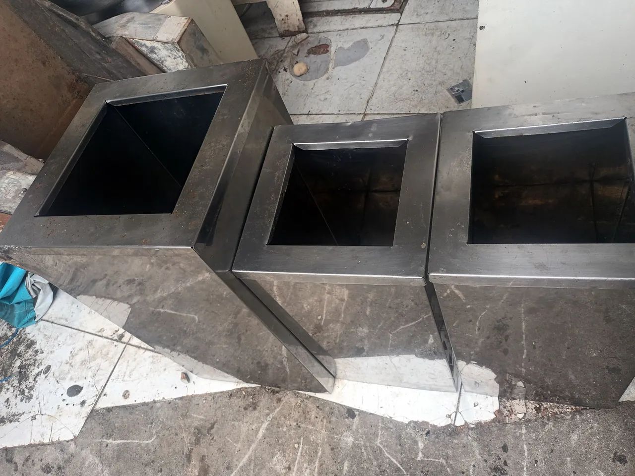 Conjunto de 3 lixeiras de aço inox  1.100 as 3 unidades  - Foto 4