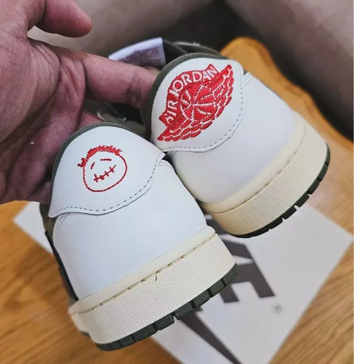 Travis Scott x Air Jordan 1 Low  Medium Olive - Foto 4