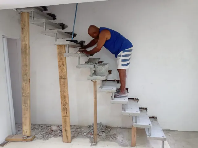 Vende se escadas reta caracol ou dois lances sobe medida etc