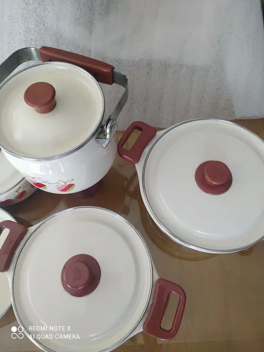 Conjunto de panelas e chaleira linha MÃE ÁGATA decoração maçãs.  - Foto 4