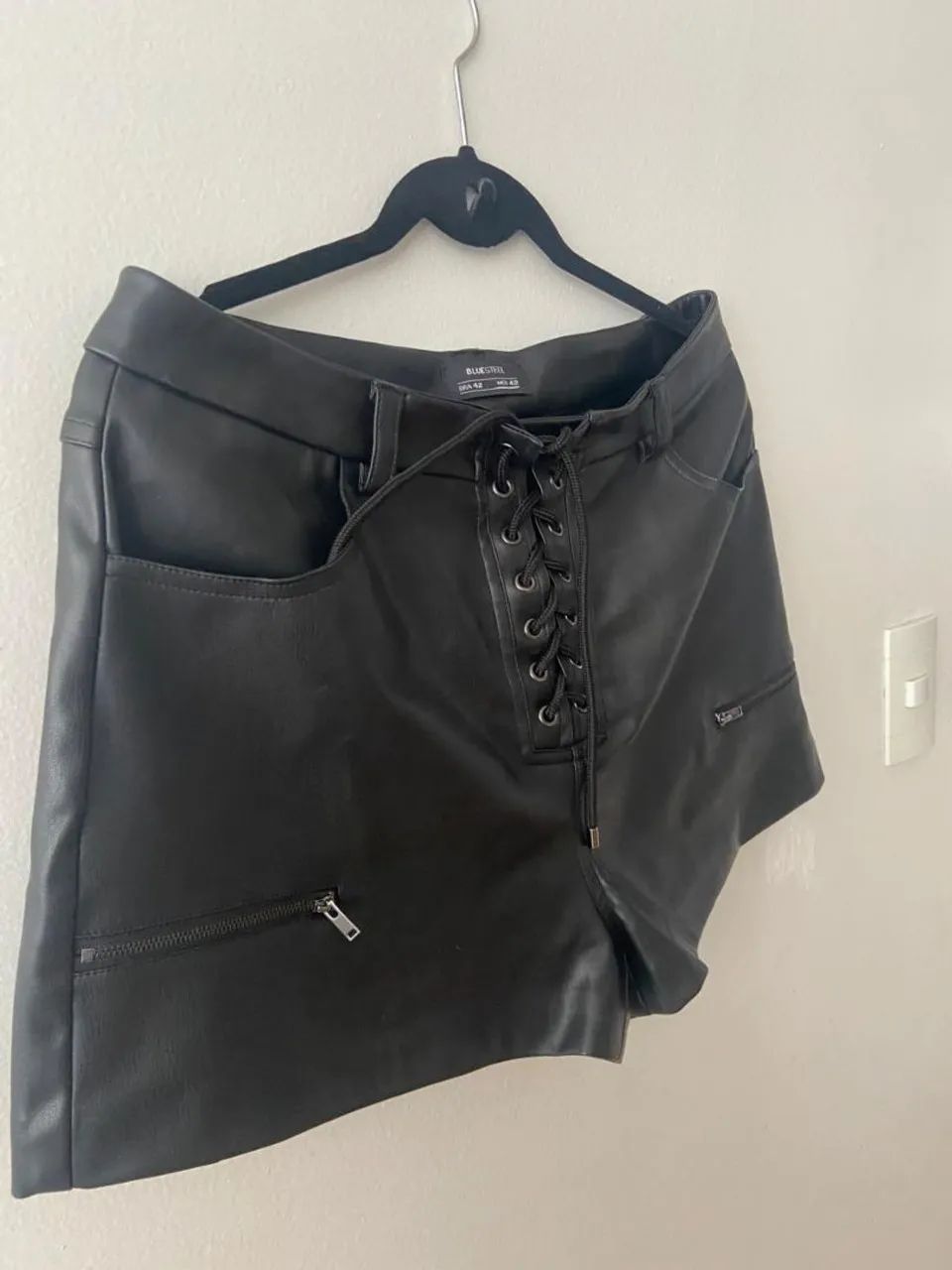 Shorts de couro sintético com amarração  - Foto 2