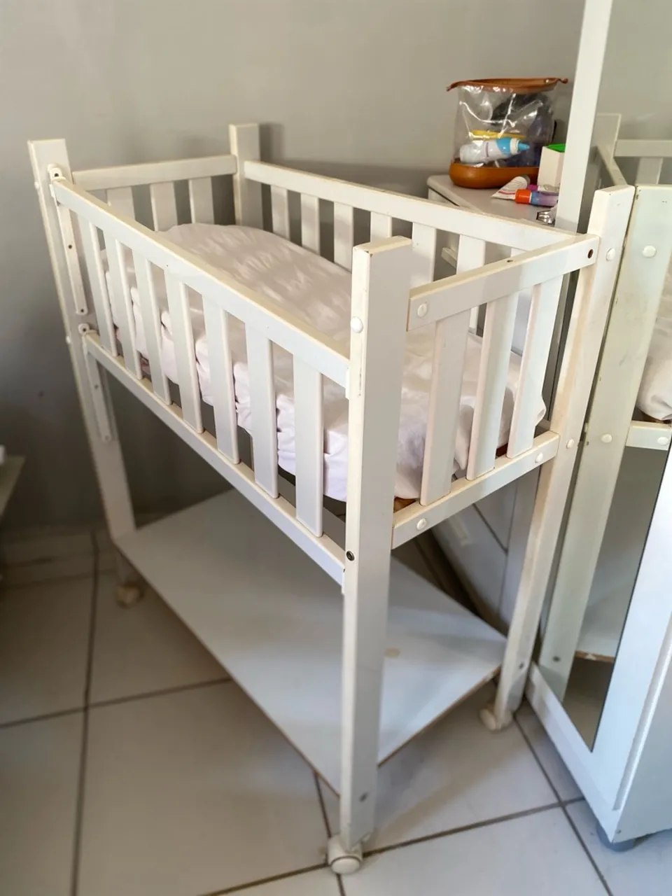 Mini Berço Branco com Rodinhas