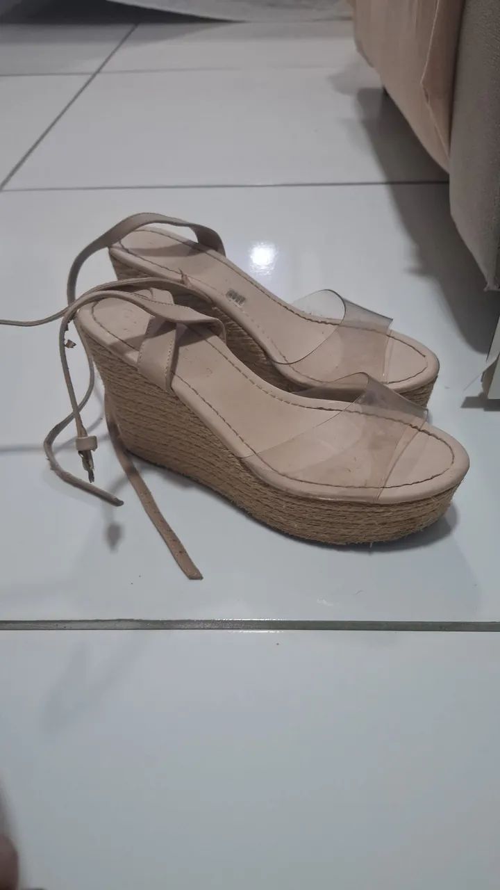 Plataforma com detalhe transparente 