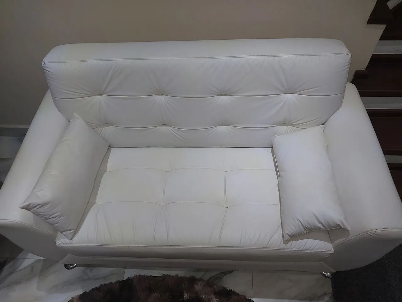 Sofá de 2 lugares branco com almofadas - Foto 3