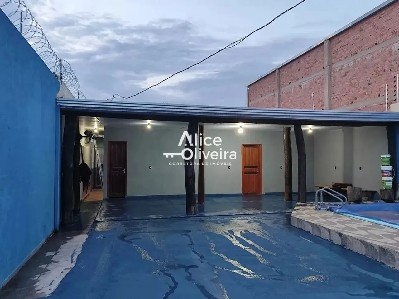 Casa à Venda com 1 quarto, 2 banheiros, 3 vagas e 143m² por R$ 180.000