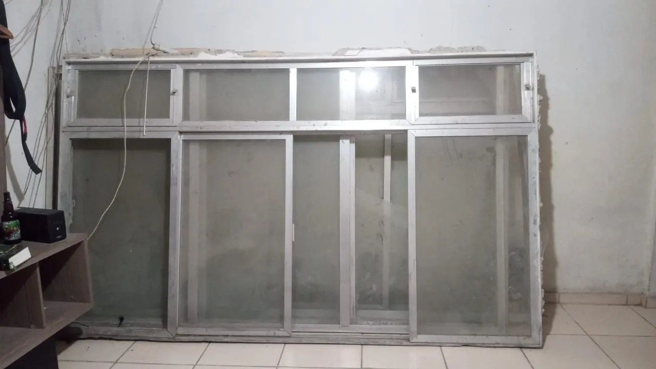 Janelas grandes de alumínio em pelotas