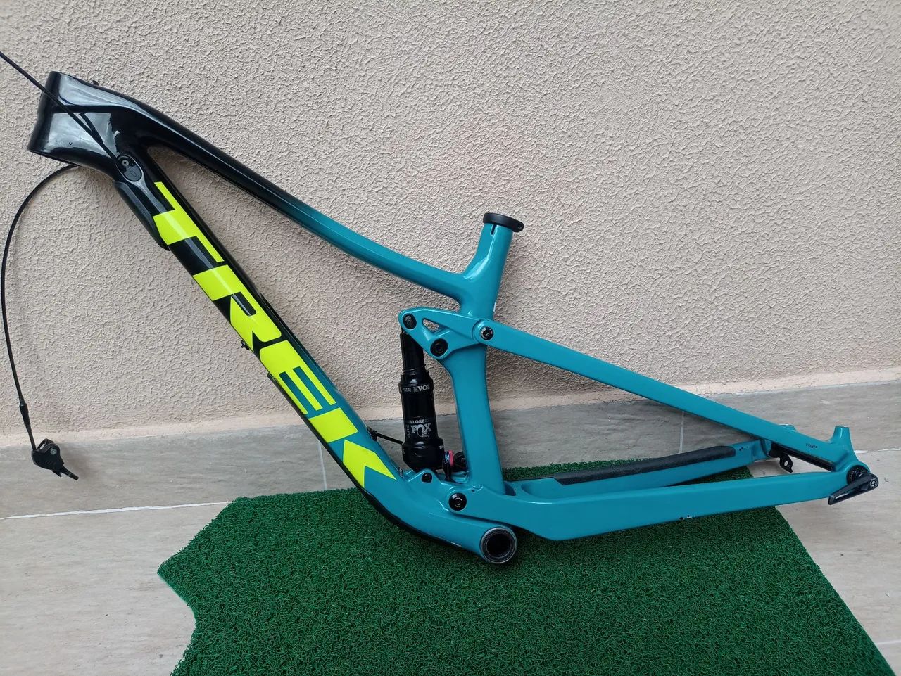 Somente o  Quadro Trek Top Fuell 9.8 Carbono tamanho 15 Small - Foto 2