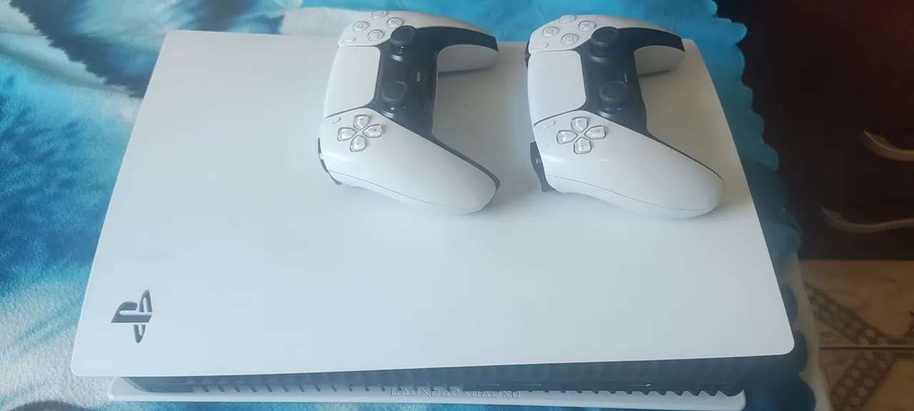 Playstation 5 com 2 controles