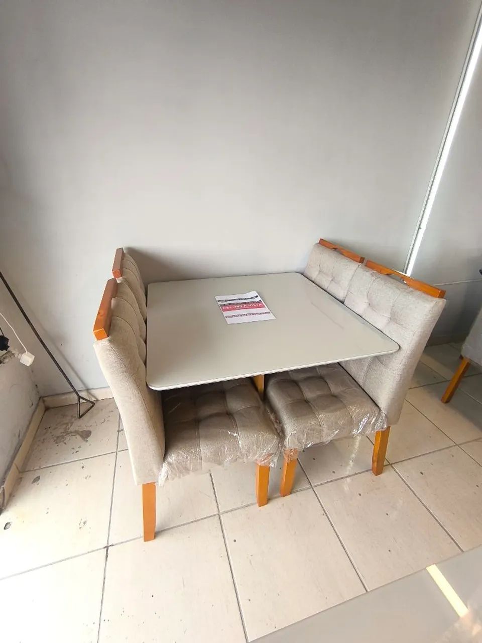 MESA DE JANTAR 0.90X0.90 +4 CADEIRAS