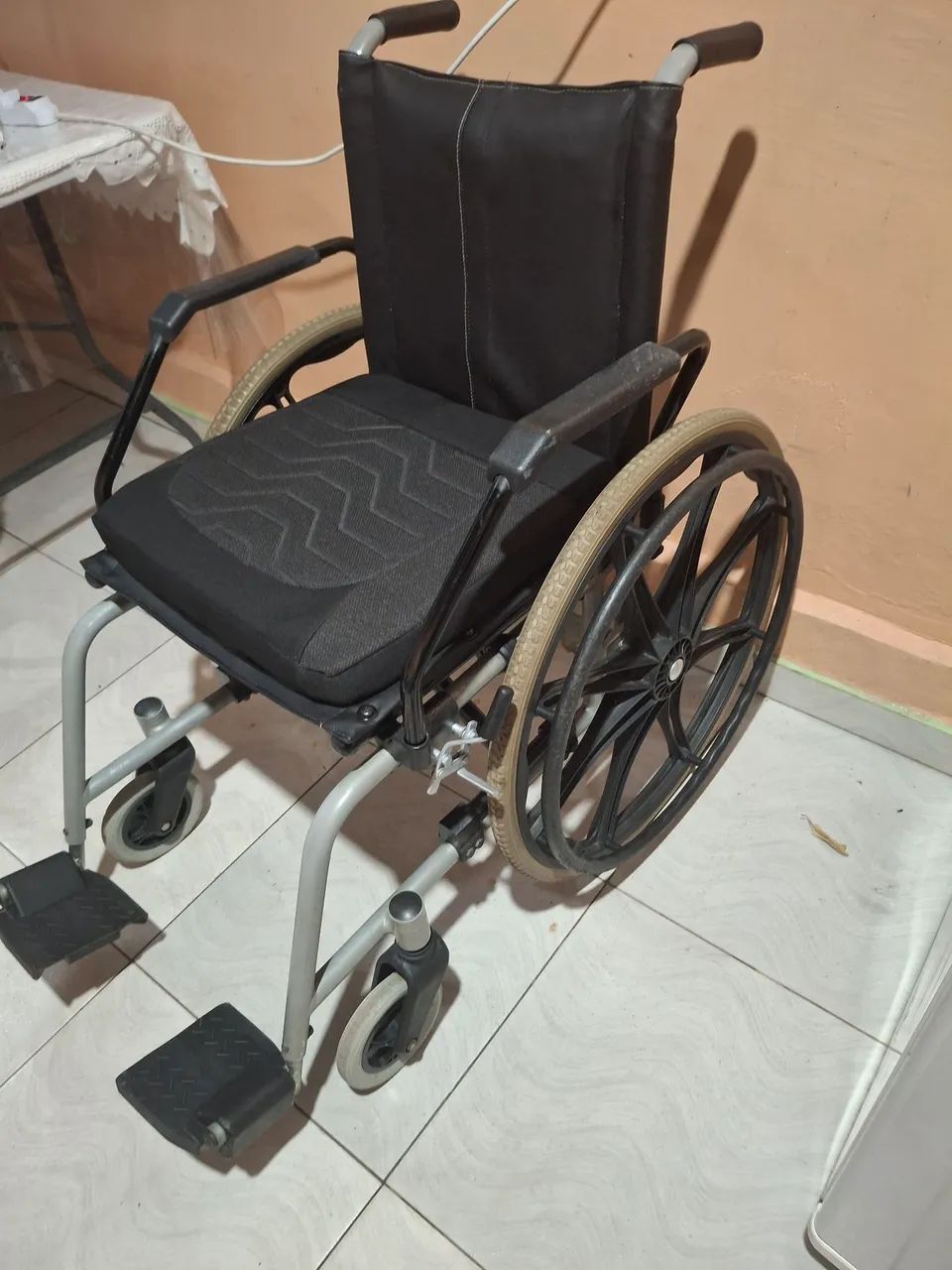 VENDO CADEIRA DE RODAS PASSEIO 140KG DELLAMED - Foto 4