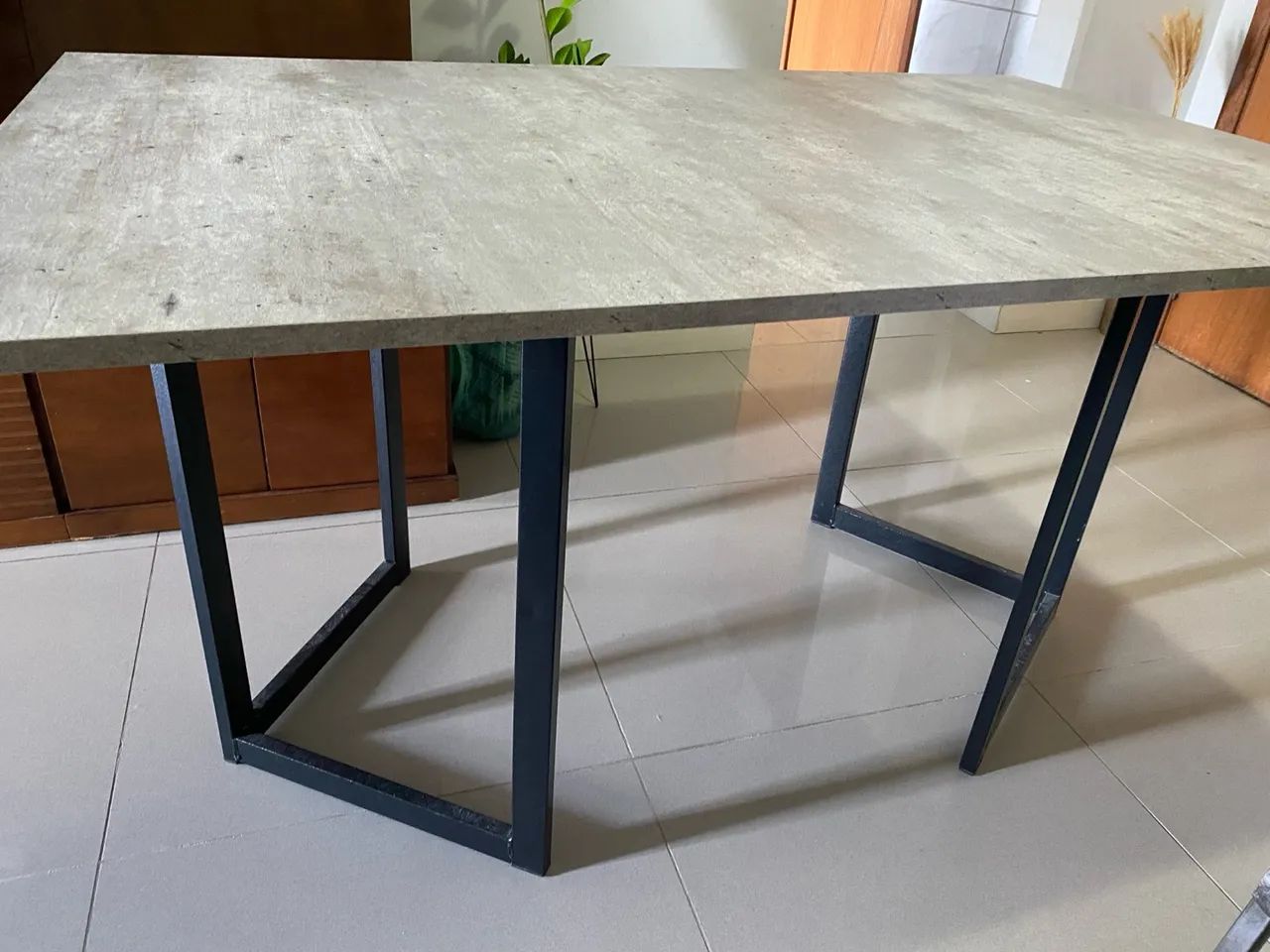Mesa ou escrivaninha com Tampo em Madeira Cinza