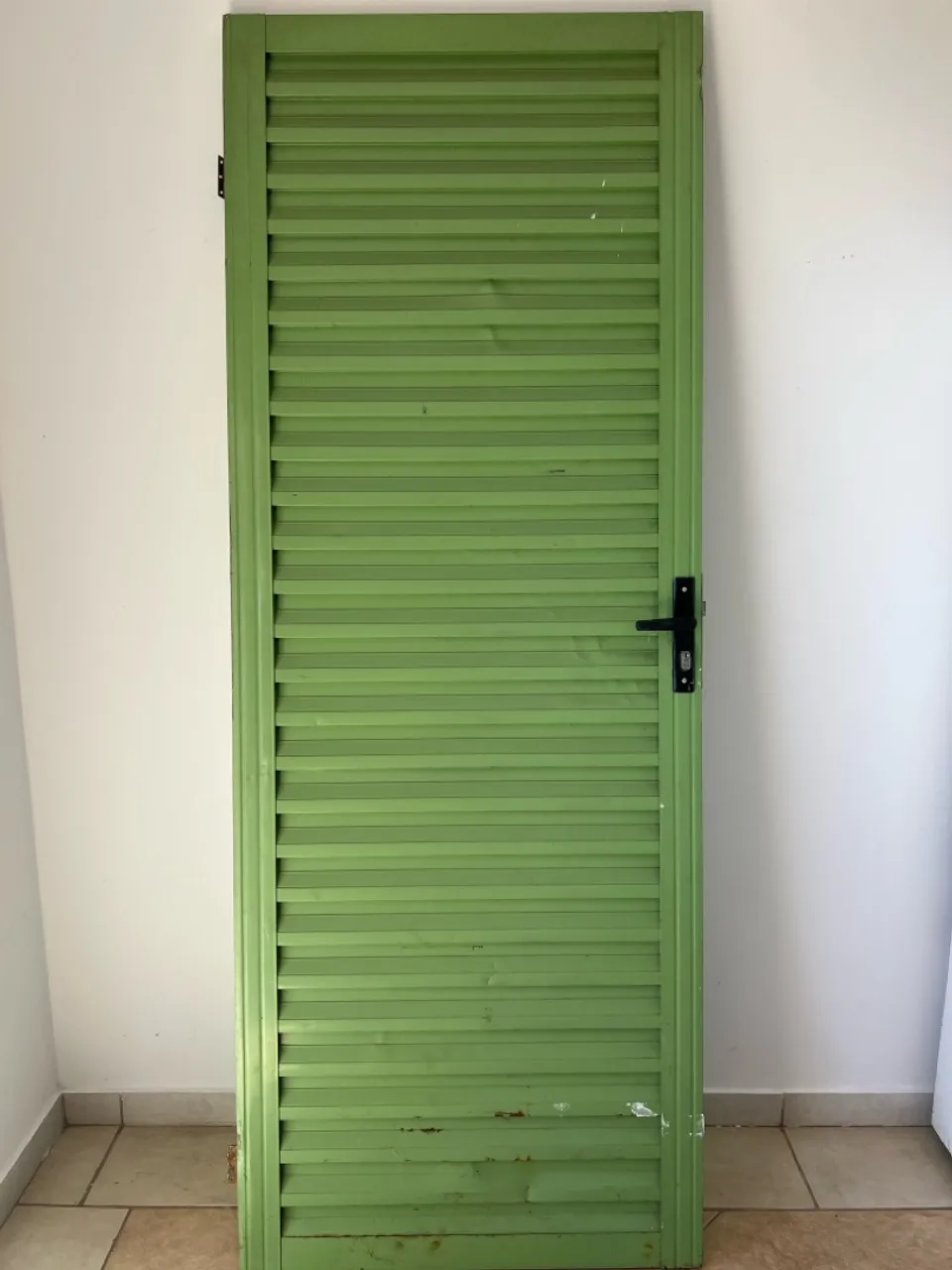 Porta de Ferro Galvanizado com Design Clássico