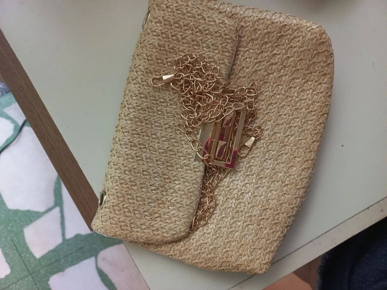 Bolsa de Ombro Palha com Detalhes Dourados