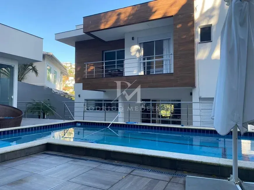 Casa 4 Dormitórios (3 Suítes), Piscina - Bosque das Mansões, São José-SC