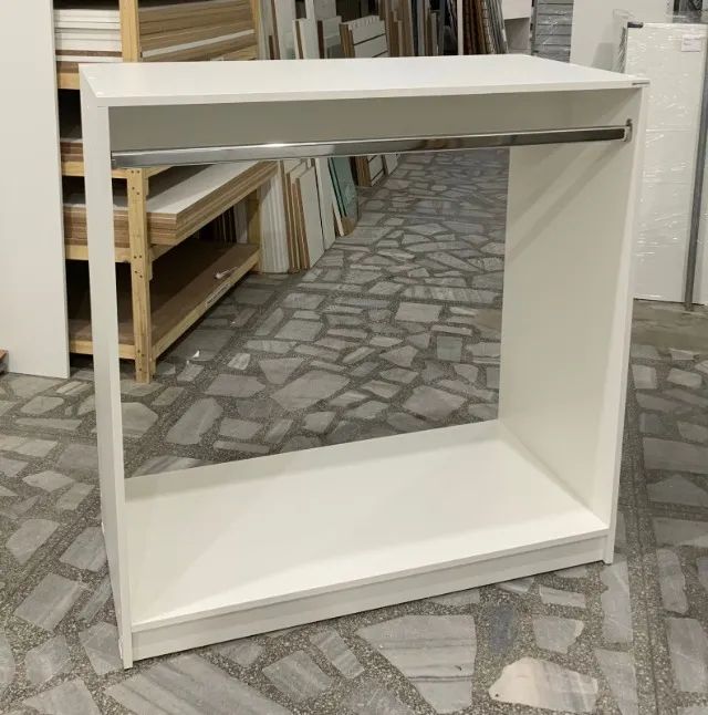 BALCÃO CENTRAL COM 2 ARARAS PARA LOJA DE ROUPA - Foto 2