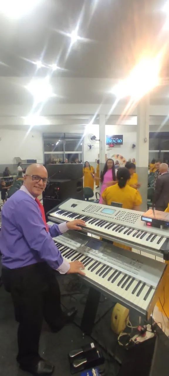 Tecladista e cantor procura cantores e bandas