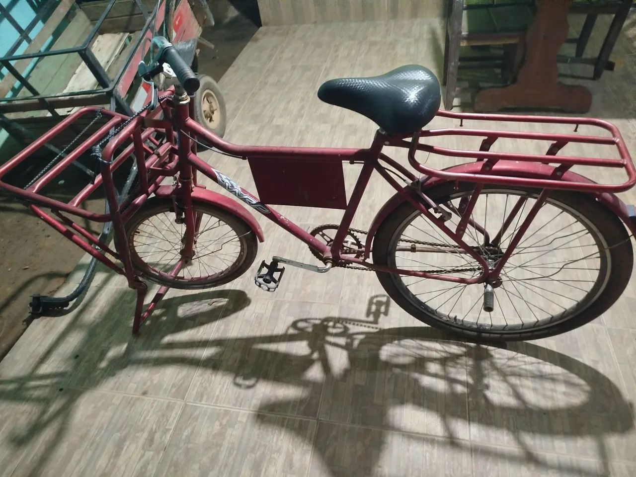 Bicicleta cargueira semi nova sela nova e pnel novo - Foto 2