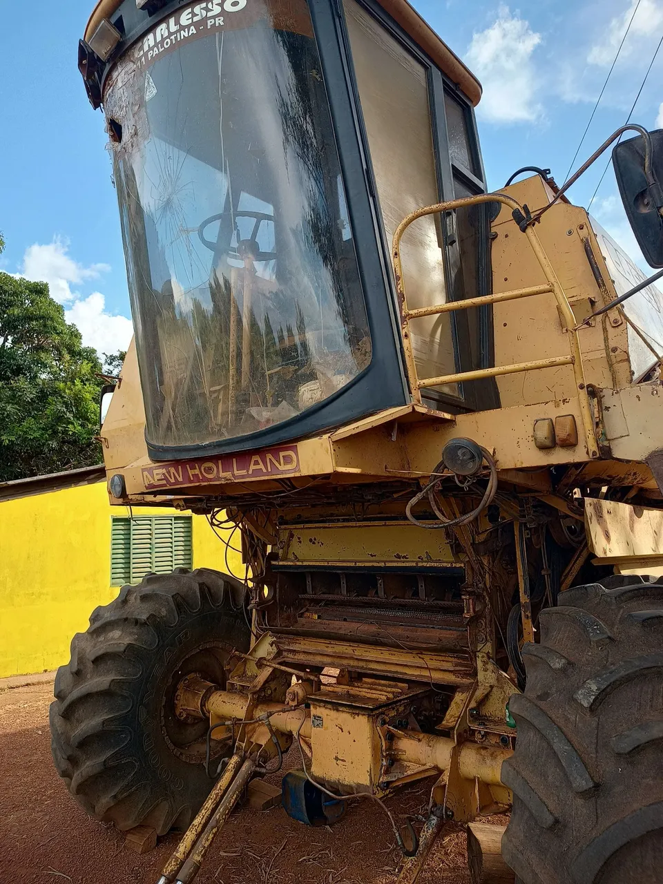 Colheitadeira NH 8055 plataforma de milho 8 de 050 e plataforma de soja 15 pés