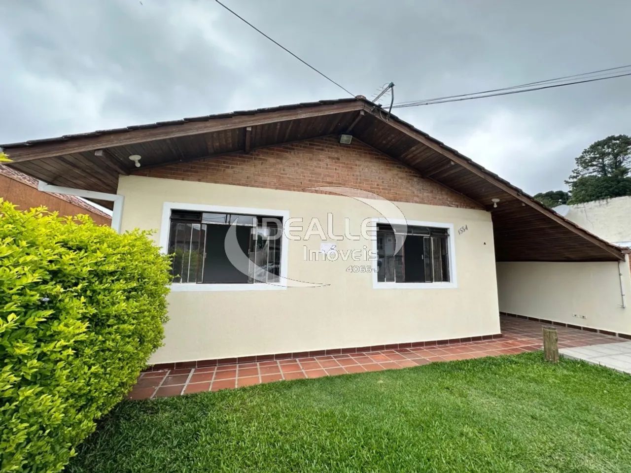 Casa Residencial com 4 quartos para alugar por R$ 3000.00, 171.25 m2 - SANTA FELICIDADE - 