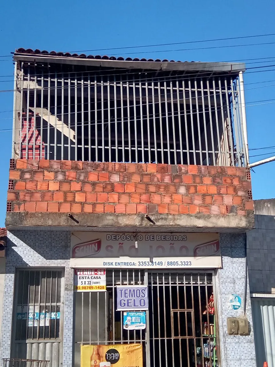 Casa 1° andar com ponto comercial na principal.