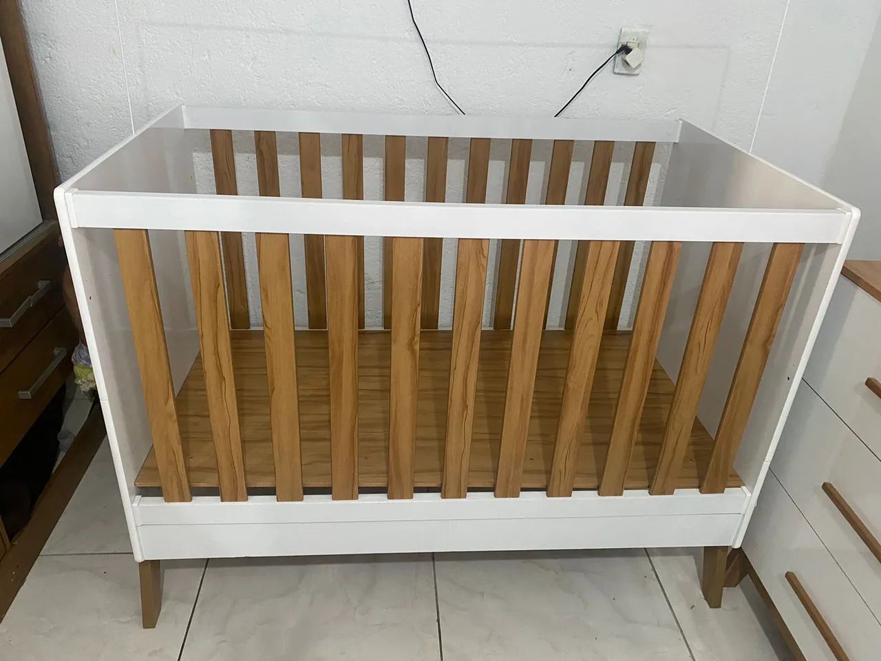 Berço de madeira branco e bege - Foto 5