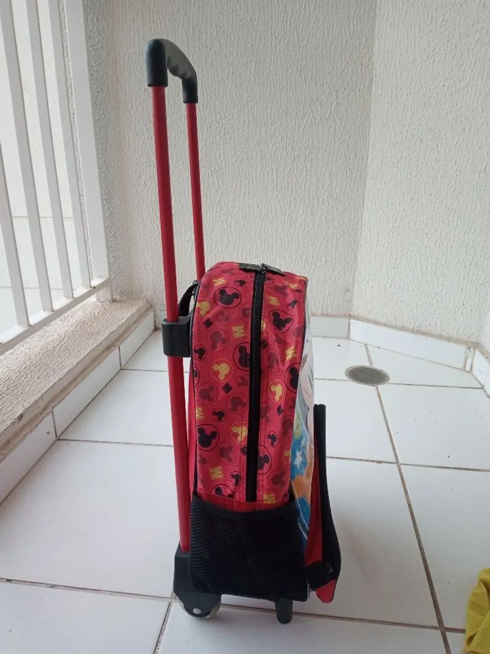Mochila do Michey de Rodinha em bom estado - Foto 6