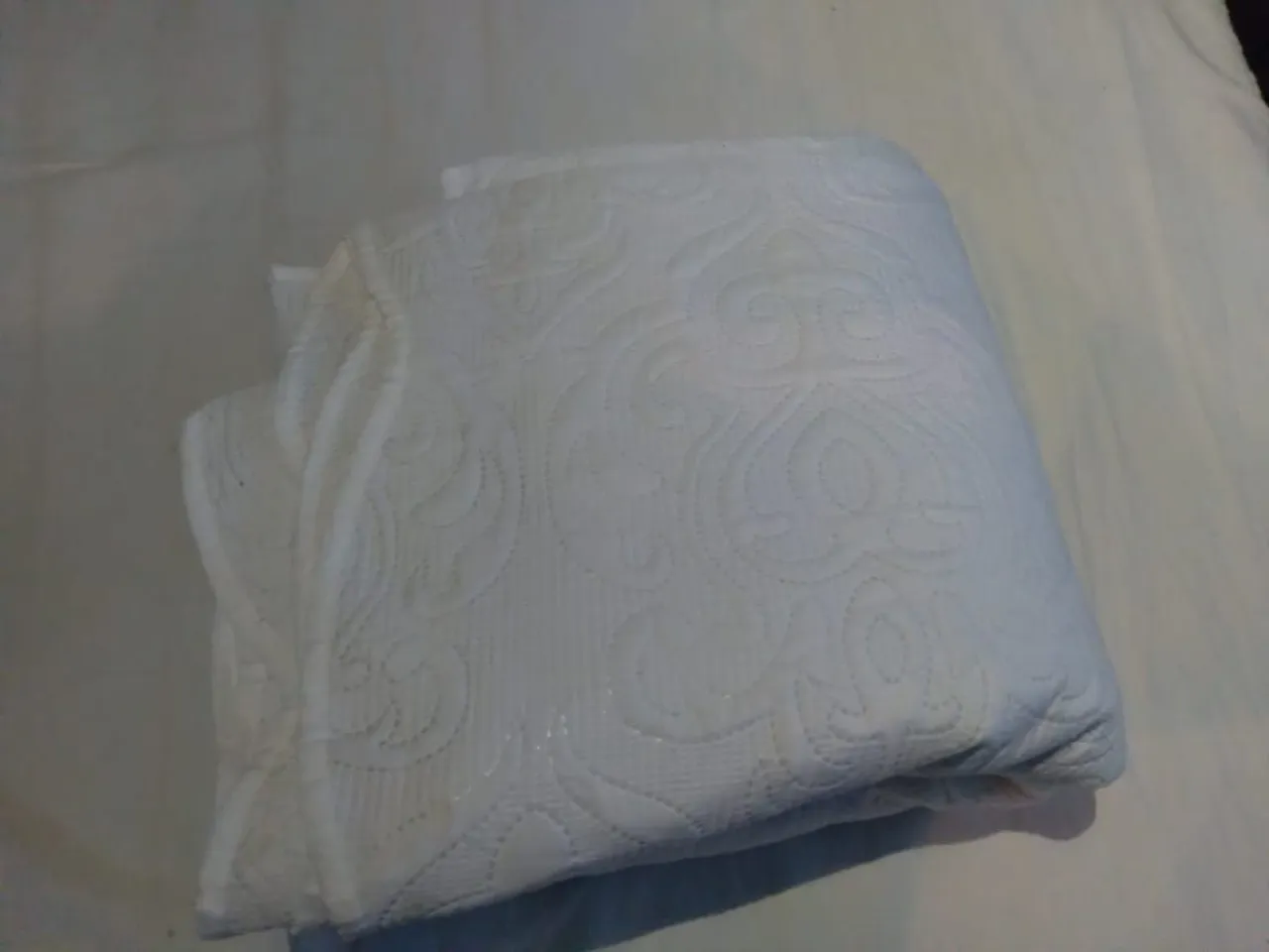 Edredom Branco com Detalhes em Relevo