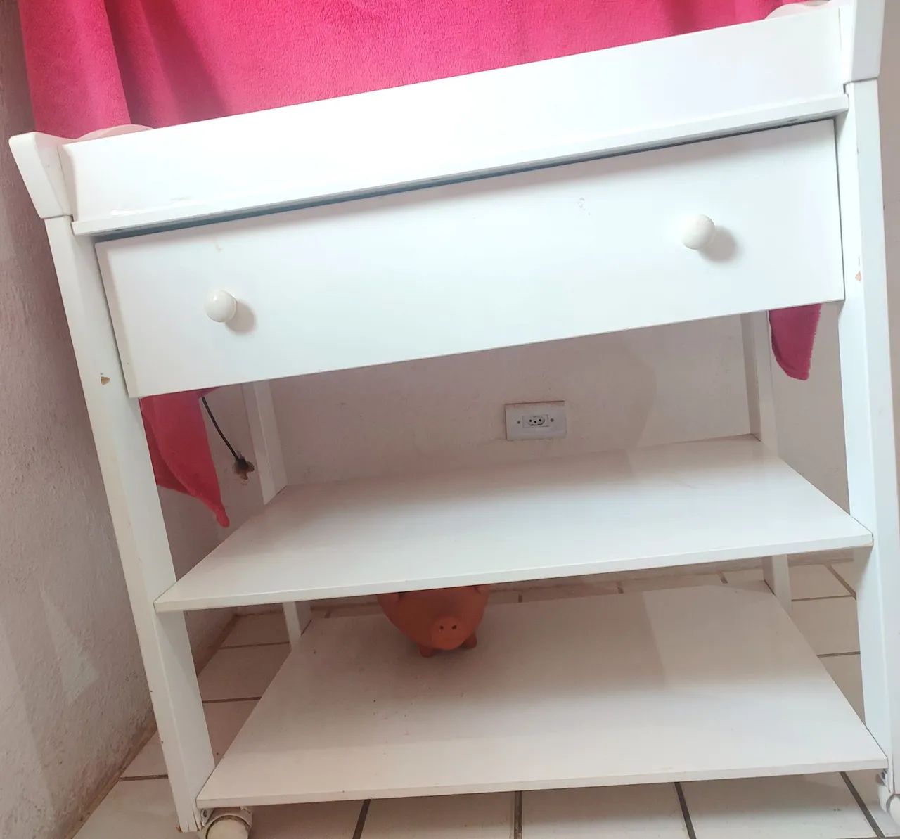 Trocador de bebê branco com prateleiras
