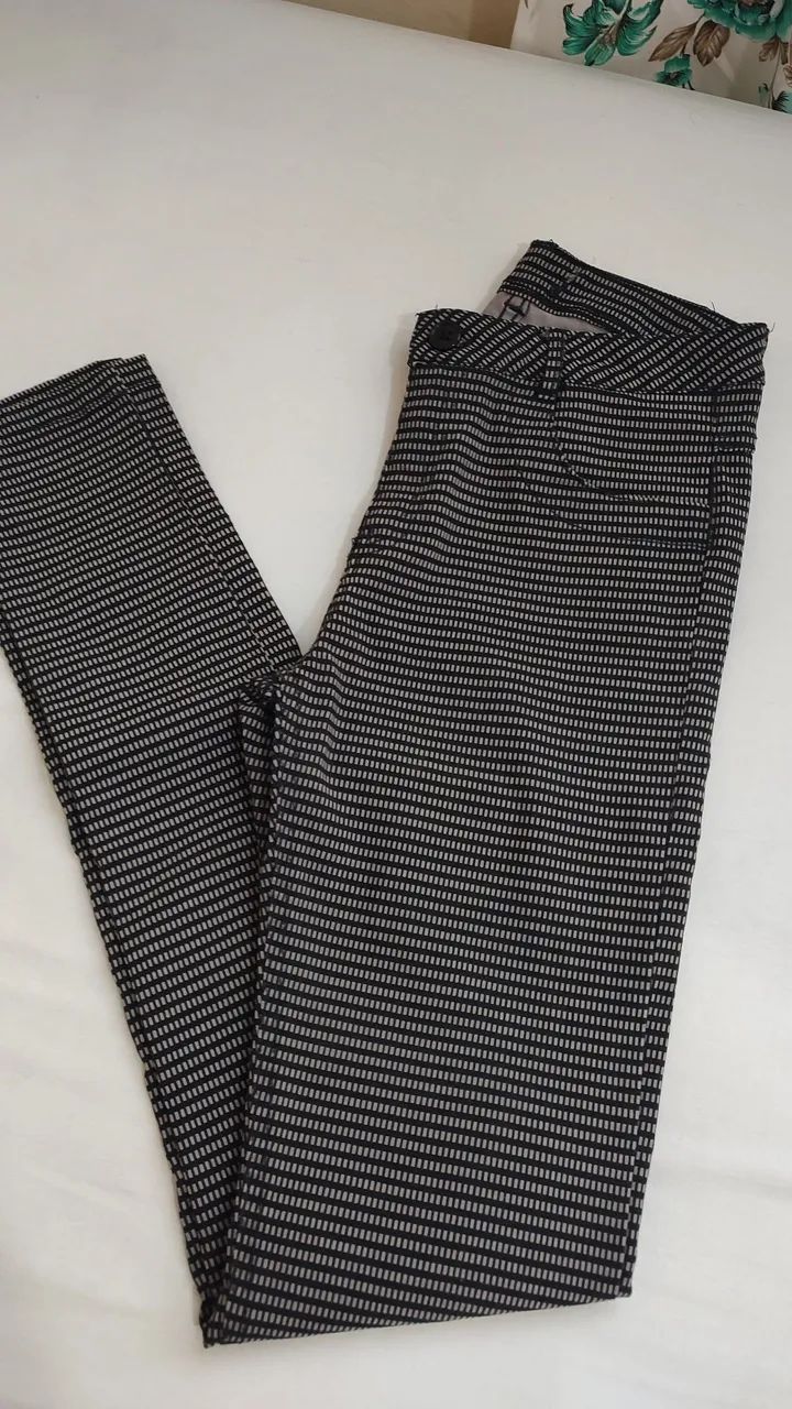 Calça feminina  preto e branco