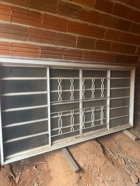 2 Janelas de ferro com grade e vidros Gravia