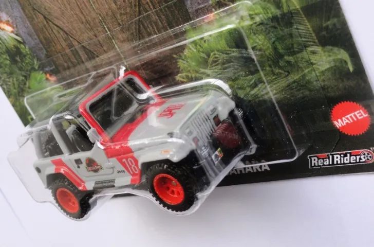 hot wheels jurassic park 92 jeep wrangler sahara pneus de borracha premium - Foto 4
