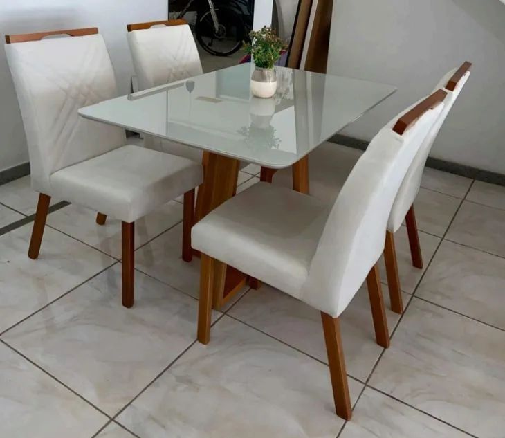 Mesa de Jantar com Vidro com 4 Cadeiras Luana em madeira maciça 