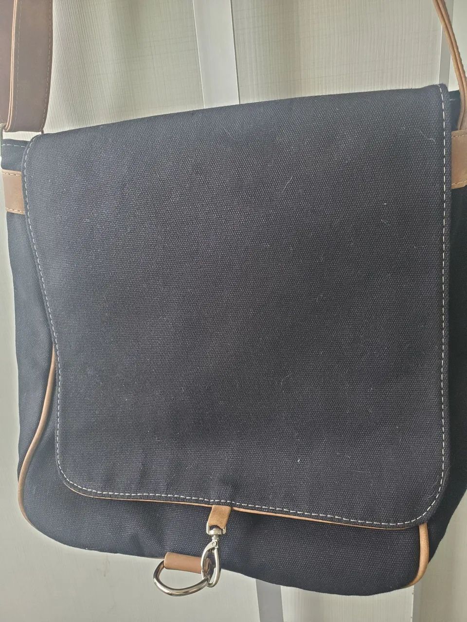 Bolsa universitária transversal lona preta estilo carteiro