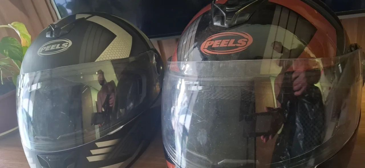 Capacete semi novo 2 pelo preço de 1 