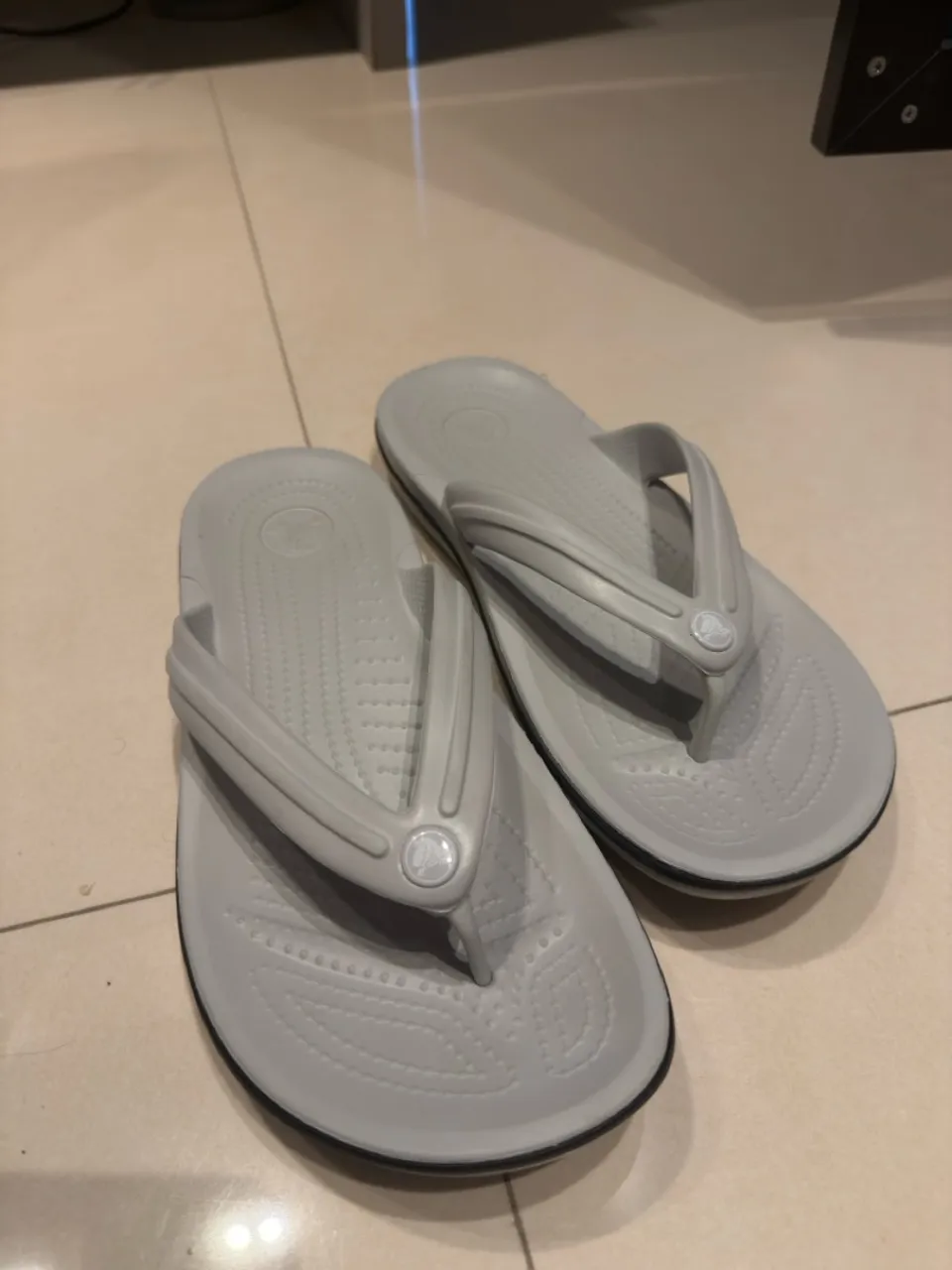 Sandália crocs cinza tamanho 42