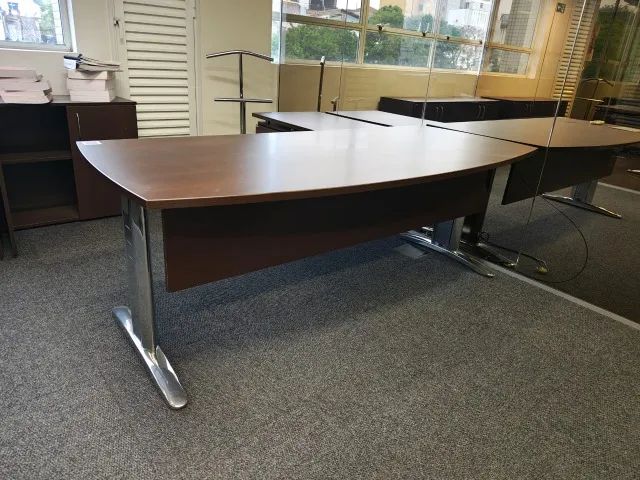 Mesa de escritório com gaveteiro em L - Modelo diretor