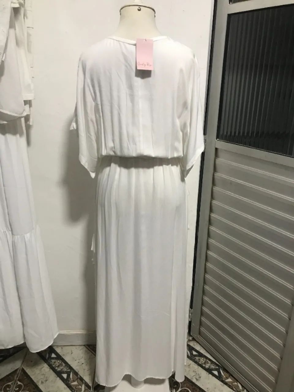 Vestido Kaftan Longo Branco com Decote V e Mangas Morcego - Foto 5