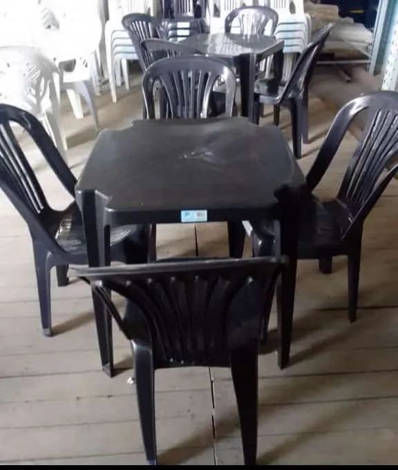 Conjunto mesa e cadeiras plásticas - R$279,90 - Foto 3