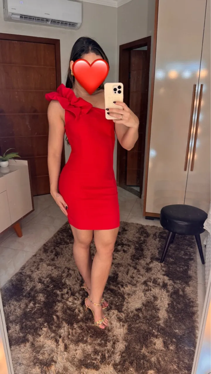 Vestido vermelho elegante com detalhe de babado