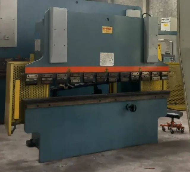 PRENSA DOBRADEIRA HIDRAULICA CHINESA 2500X40TONS