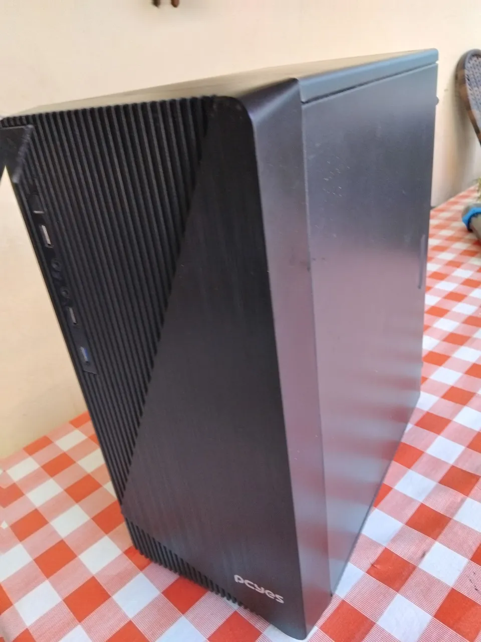 Gabinete PCYES com Design Moderno
