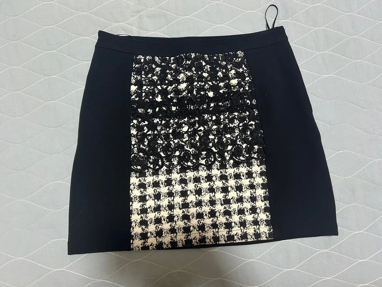 Saia Preta com Detalhe em Renda e Xadrez Eva Bella