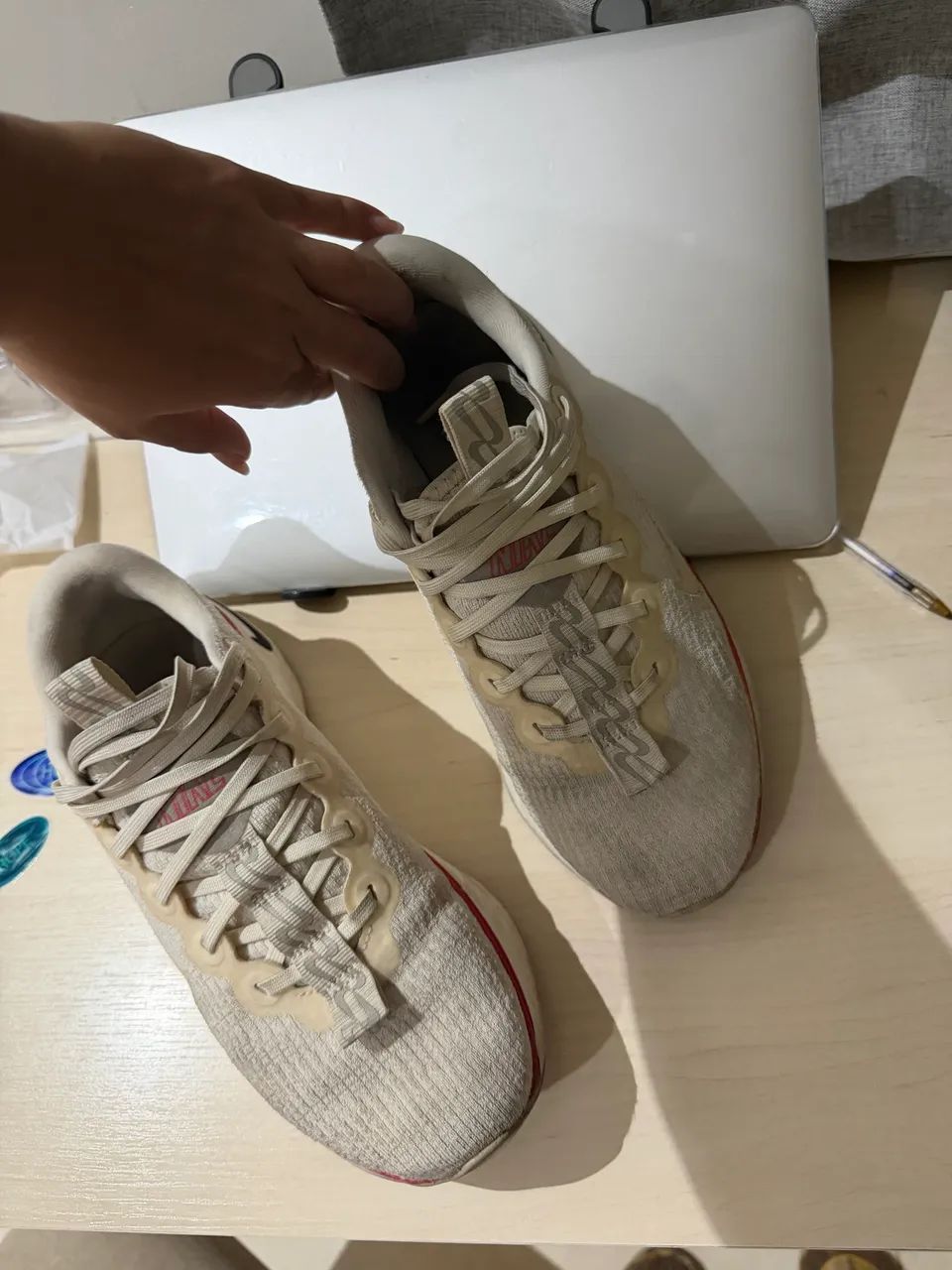 Tênis Nike Motiva rosa com branco  - Foto 2