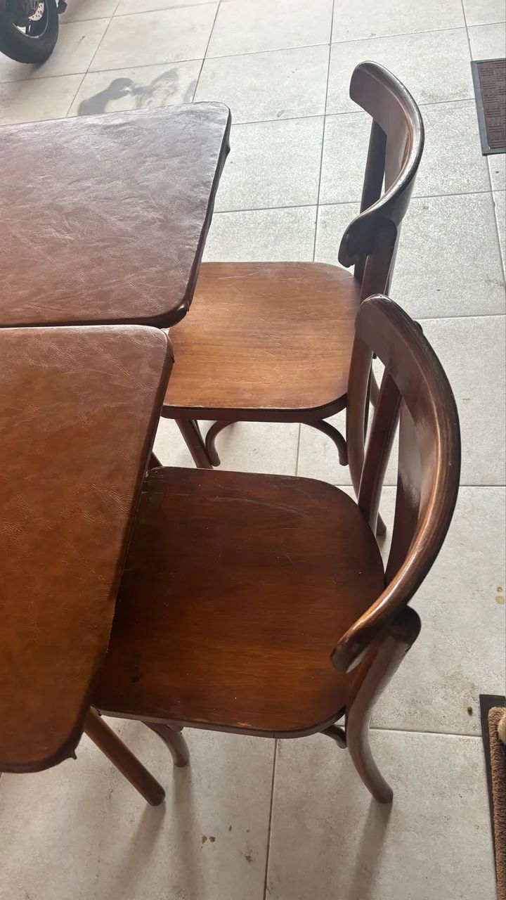 Mesas e cadeiras 