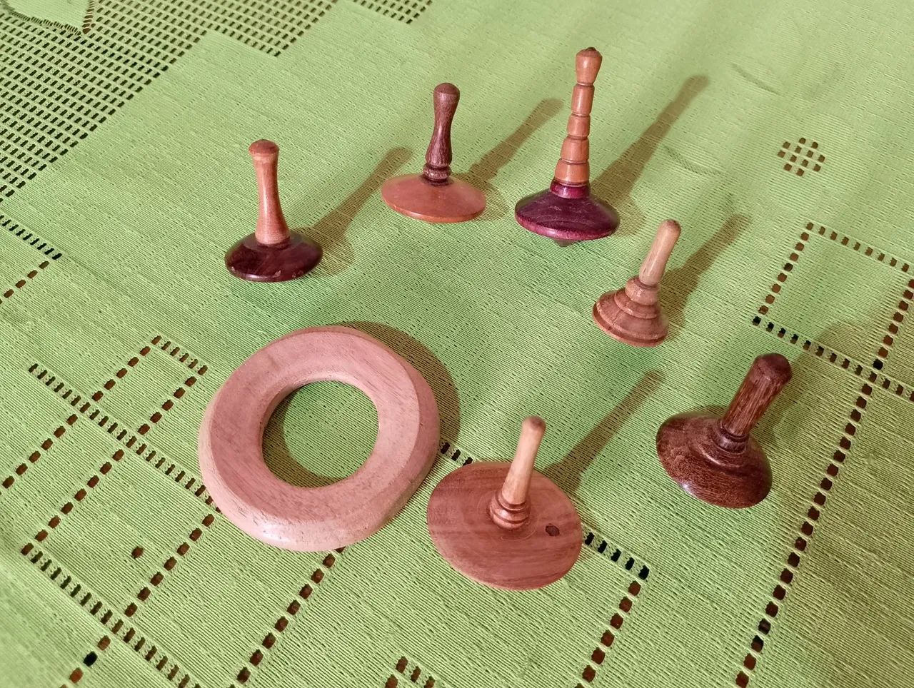 Conjunto de 6 peões, feitos artesanalmente em madeira nobre. - Foto 3