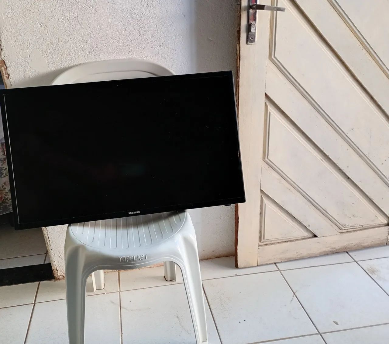 Vendo TV Samsung 32 polegadas com defeito, não tem os pés nem suporte. - Foto 2