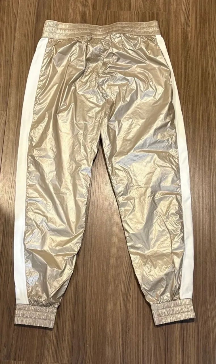 Calça Jogger Under Armour misty metalizada dourada e branca - Foto 3