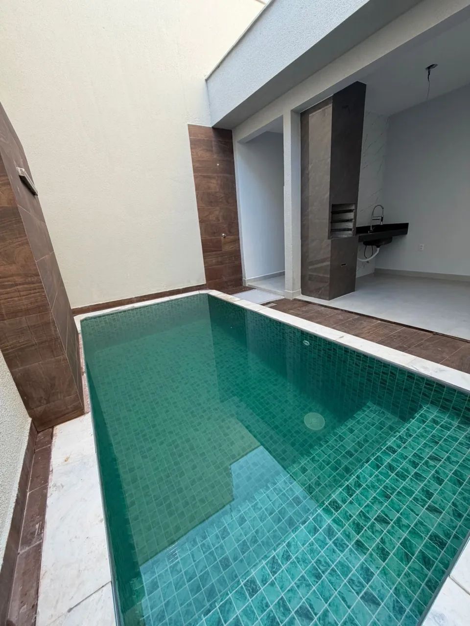 VENDE-SE CASA MODERNO NO BAIRRO PARAÍSO 